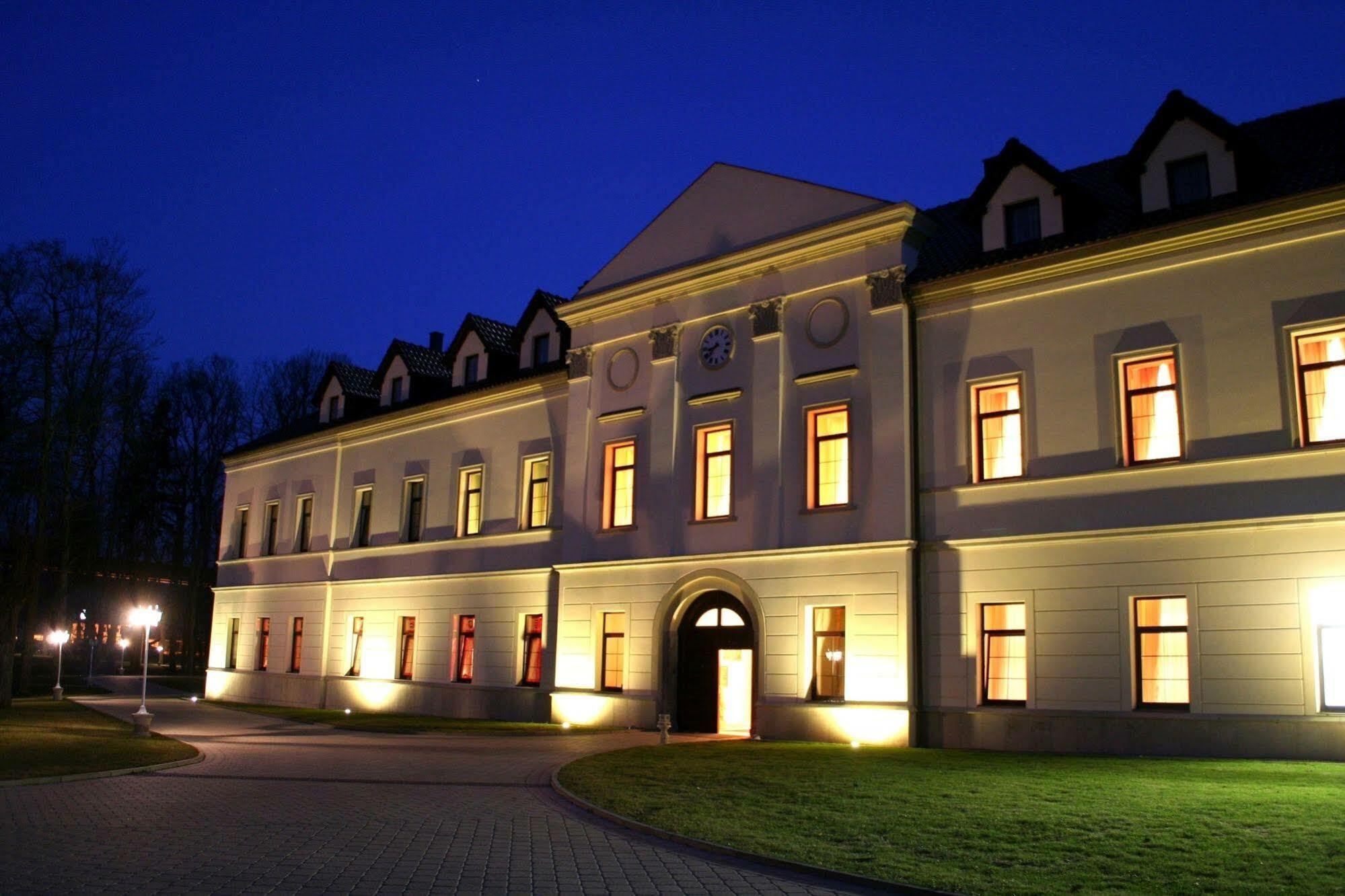 Zamek Kamenny Dvur Hotel Mostov Zewnętrze zdjęcie