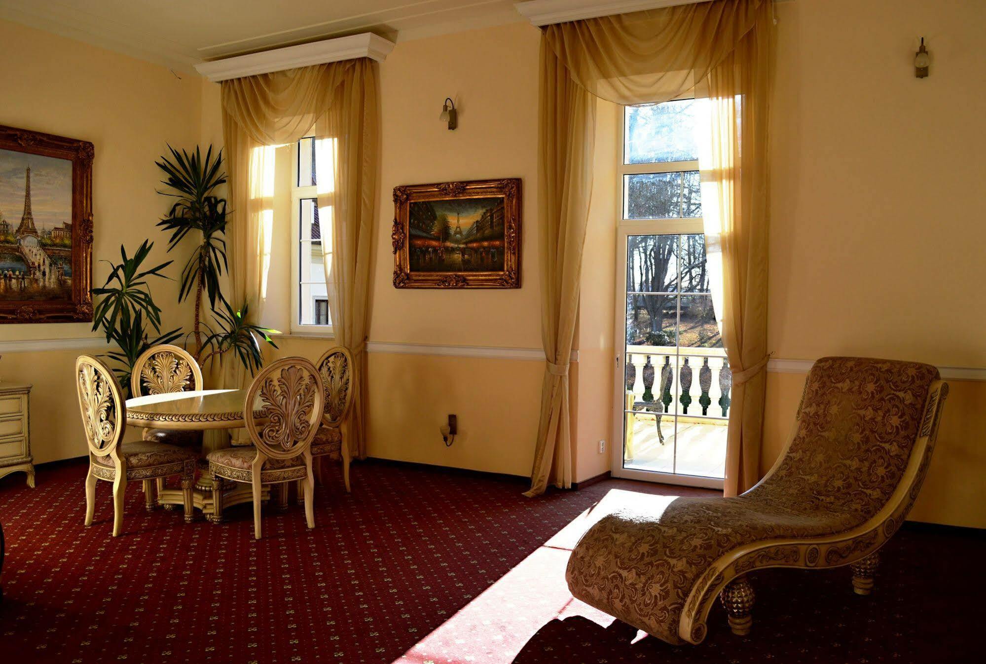 Zamek Kamenny Dvur Hotel Mostov Zewnętrze zdjęcie