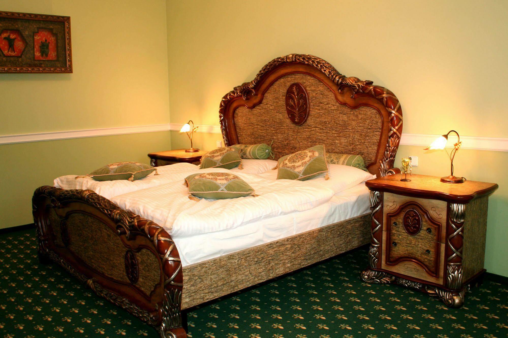 Zamek Kamenny Dvur Hotel Mostov Zewnętrze zdjęcie