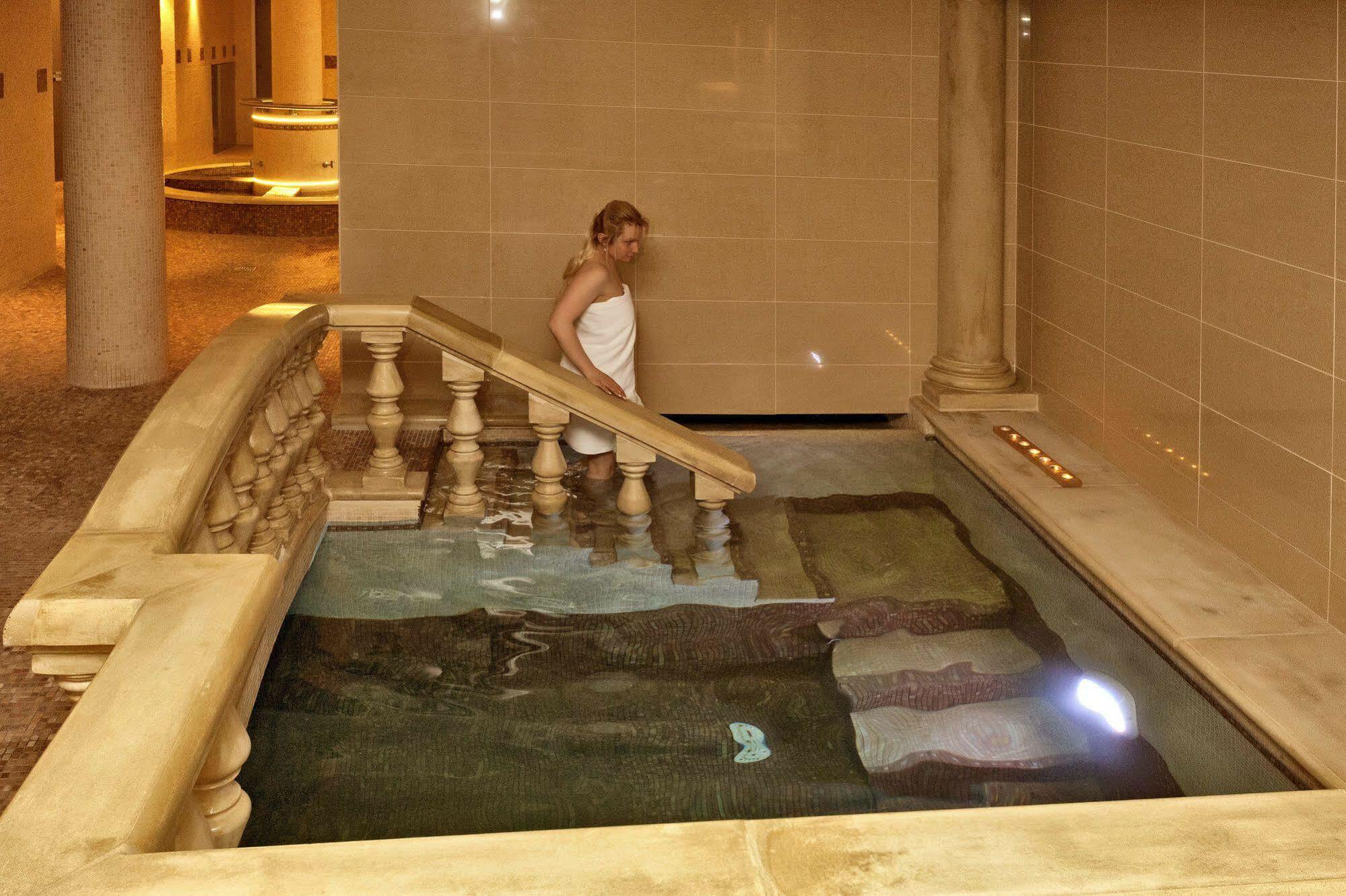 Zamek Kamenny Dvur Hotel Mostov Zewnętrze zdjęcie